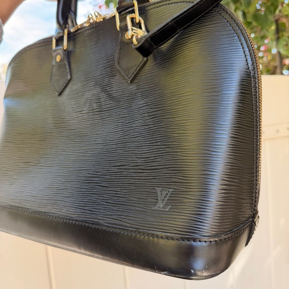 Authentic Louis Vuitton Epi Alma Leather Bag - Picture 2 of 11